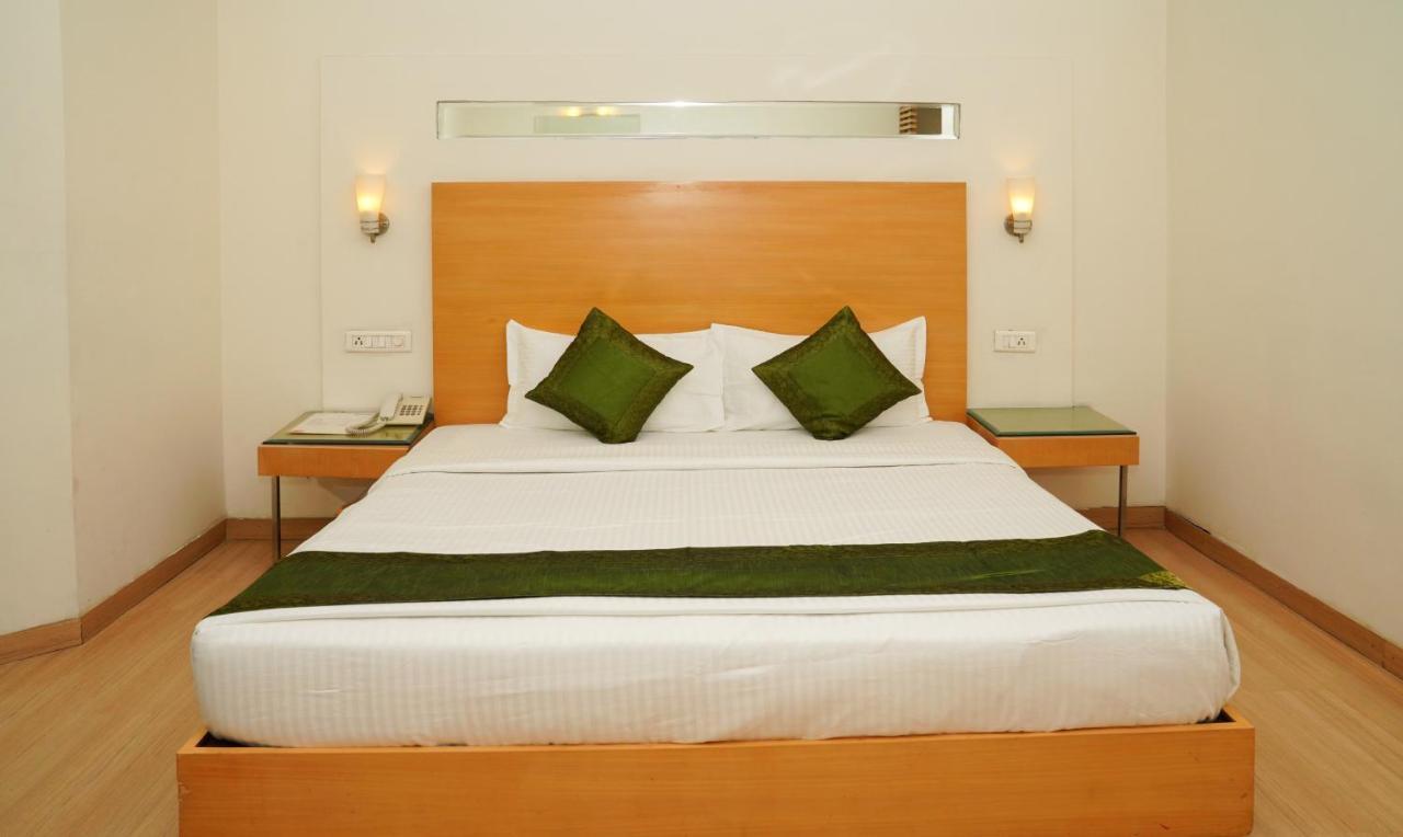 Oyster Suites Haiderabad Buitenkant foto